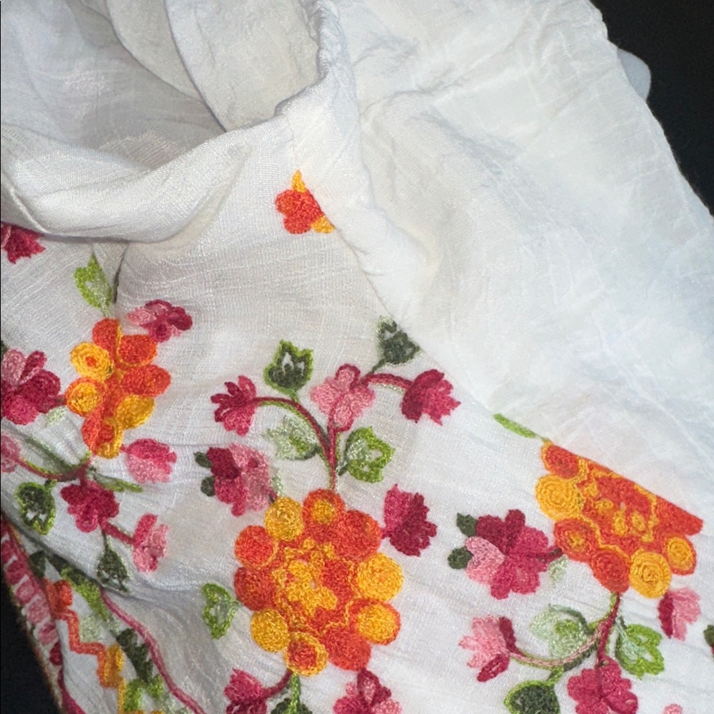 Embroidered Floral Blouse - Picture 12 of 12